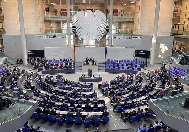 Bild vergr&ouml;&szlig;ern: Knigge-Chef mahnt besseres Benehmen im Bundestag an