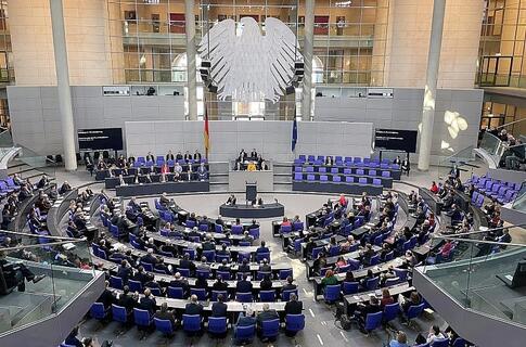 Knigge-Chef mahnt besseres Benehmen im Bundestag an