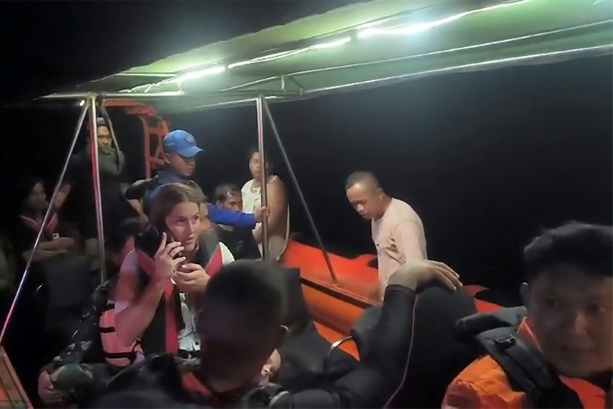 Bild vergr&ouml;&szlig;ern: Touristenboot vor Indonesien gesunken - vierköpfige Familie aus Spanien vermisst