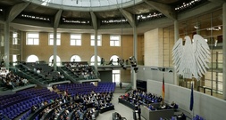 Bundestagspräsidentin Klöckner fordert besseren Schutz des Parlaments