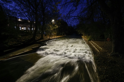 Feuerwehr baut provisorische Eisbachwelle in München wieder ab