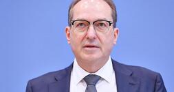 Dobrindt sieht sinkende Asylzahlen als Erfolg der neuen Regierung