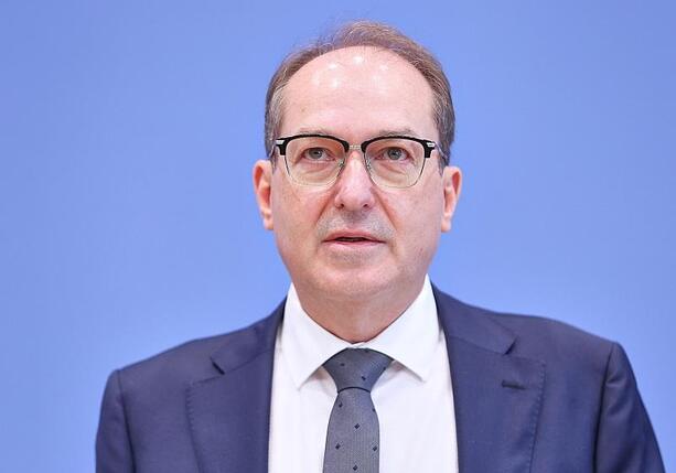 Bild vergr&ouml;&szlig;ern: Dobrindt sieht sinkende Asylzahlen als Erfolg der neuen Regierung