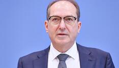 Dobrindt sieht sinkende Asylzahlen als Erfolg der neuen Regierung