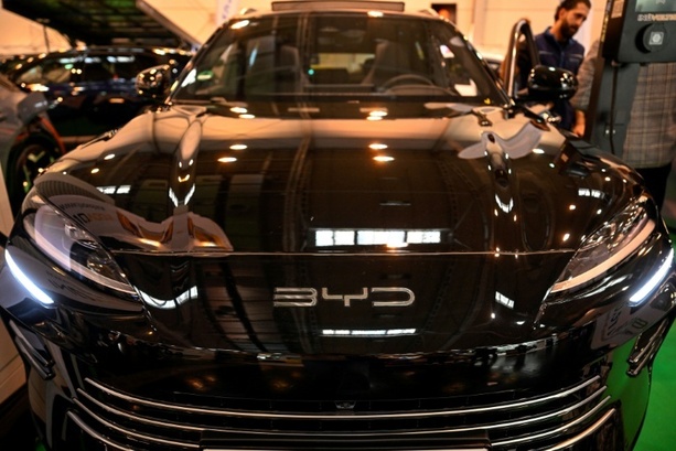 Bild vergr&ouml;&szlig;ern: BYD 2025 voraussichtlich weltgrößter E-Autobauer - Tesla überflügelt