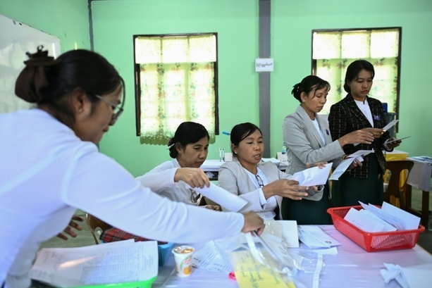 Bild vergr&ouml;&szlig;ern: Junta-nahe Partei sieht sich als Sieger von erster Wahl-Phase in Myanmar