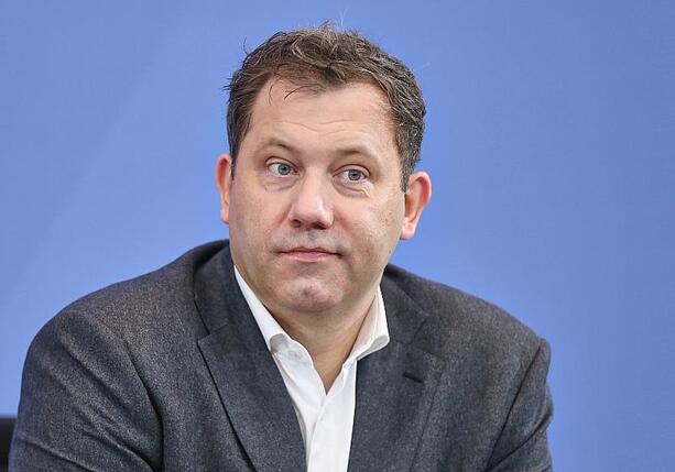 Bild vergr&ouml;&szlig;ern: Klingbeil hofft 2026 auf Lagerfeuer-Momente bei Fußball-WM