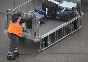 Schnieder will gemeinsamen Gepäcktransfer von Bahn und Airlines