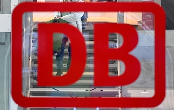 Bild vergr&ouml;&szlig;ern: Koffer am Bahnhof einchecken: Minister für Kooperation von Bahn und Airlines