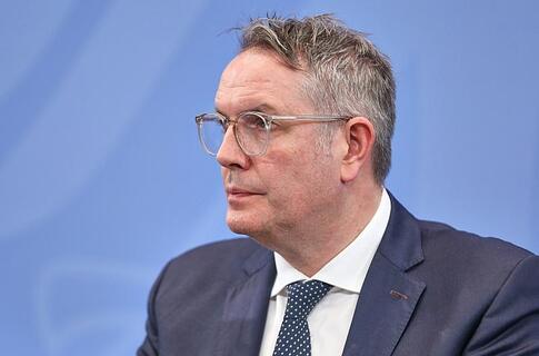 Schweitzer fordert von Bundesregierung Fokus auf Wirtschaft