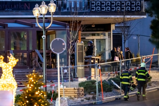 Bild vergr&ouml;&szlig;ern: Medien: Womöglich Dutzende Tote bei Feuer in Bar in Schweizer Luxus-Skiort Crans-Montana