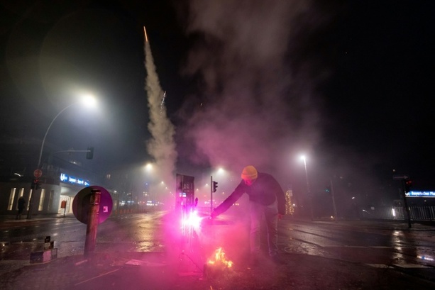 Bild vergr&ouml;&szlig;ern: Polizeigewerkschaft beklagt Angriffe auf Einsatzkräfte in Silvesternacht