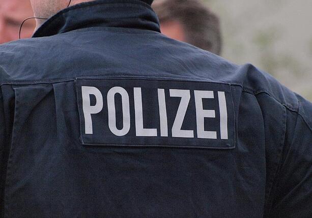 Bild vergr&ouml;&szlig;ern: Polizei schießt auf Mann mit Armbrust in Oberbayern