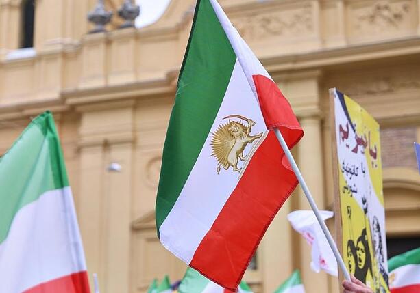 Bild vergr&ouml;&szlig;ern: Proteste im Iran weiten sich aus