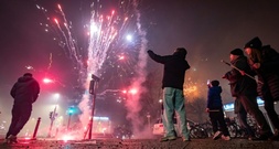 Tote durch Pyrotechnik und hunderte Festnahmen: Unruhige Silvesternacht in Deutschland