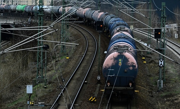 Bild vergr&ouml;&szlig;ern: Entgleister Güterzug beschädigt Bahnstrecke in Bayern über mehrere Kilometer