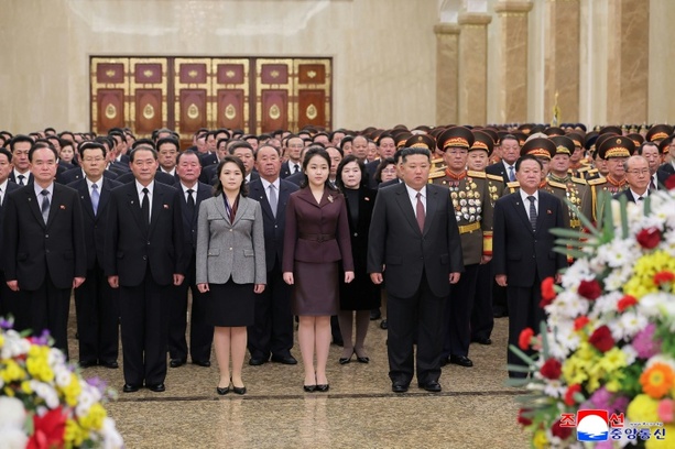 Bild vergr&ouml;&szlig;ern: Positionierung als Nachfolgerin: Tochter von Nordkoreas Machthaber besucht Mausoleum