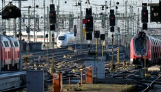 Jugendliche wollen auf Zug springen: Zwölfjährige in Bayern überrollt und getötet