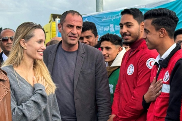 Bild vergr&ouml;&szlig;ern: Hollywood-Star Angelina Jolie besucht Grenzübergang Rafah