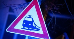 Tödlicher Unfall in Bayern: Mann bei Spaziergang mit Hunden von Güterzug erfasst