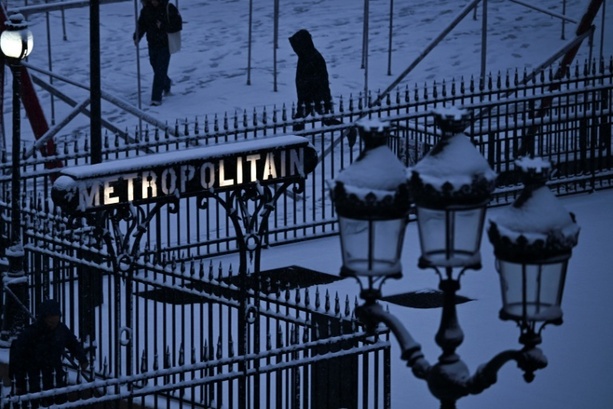 Bild vergr&ouml;&szlig;ern: Starke Schneefälle führen zu Flug- und Zugausfällen in Teilen Europas