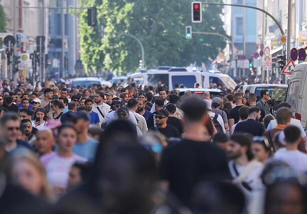 Bild vergr&ouml;&szlig;ern: Umfrage: Deutsche gehen pessimistisch ins Jahr 2026