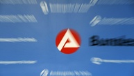 Arbeitslosenzahl bleibt im Jahresdurchschnitt 2025 knapp unter drei Millionen