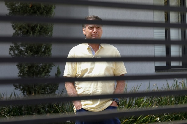 Bild vergr&ouml;&szlig;ern: Brasiliens Ex-Präsident Bolsonaro nach Sturz in Gefängniszelle im Krankenhaus