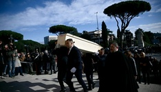 Brand in Crans-Montana: Tausende nehmen in Italien an Begräbnis von vier Todesopfern teil