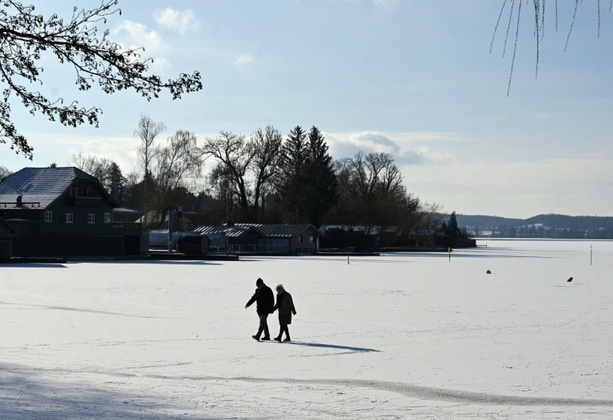 Bild vergr&ouml;&szlig;ern: Durch Eis eingebrochen: Passanten retten Menschen und Hund aus Gewässern