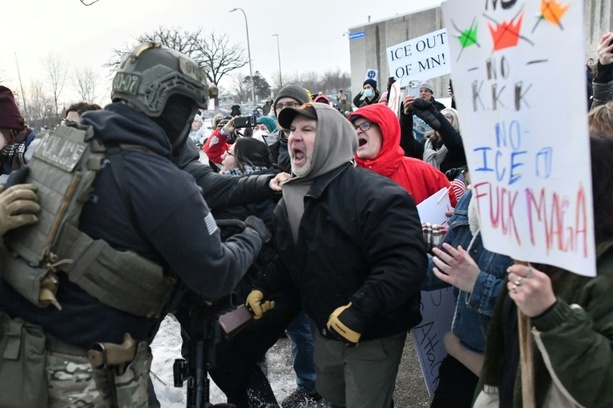 Bild vergr&ouml;&szlig;ern: Wütender Protest in Minnesota nach Tötung einer Autofahrerin durch ICE-Beamte
