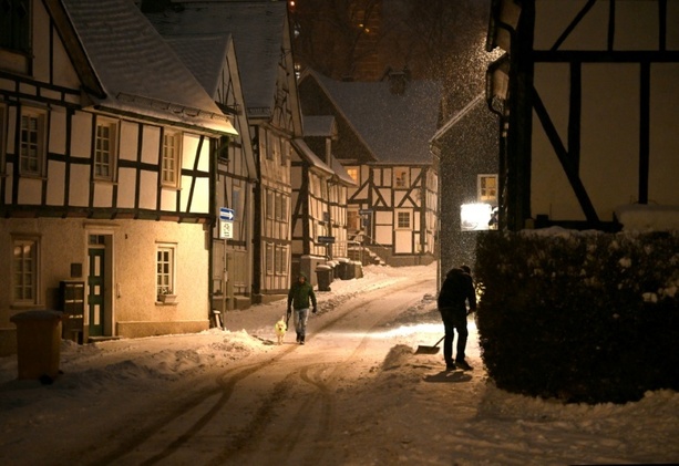 Bild vergr&ouml;&szlig;ern: Enorme Schneemengen: Verkehrsminister Schnieder mahnt zu Vorsicht