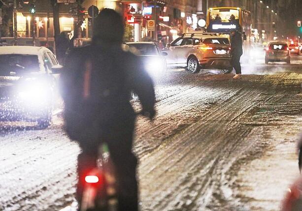 Bild vergr&ouml;&szlig;ern: Schnee und Glatteis: Schnieder ruft Bürger zu großer Vorsicht auf