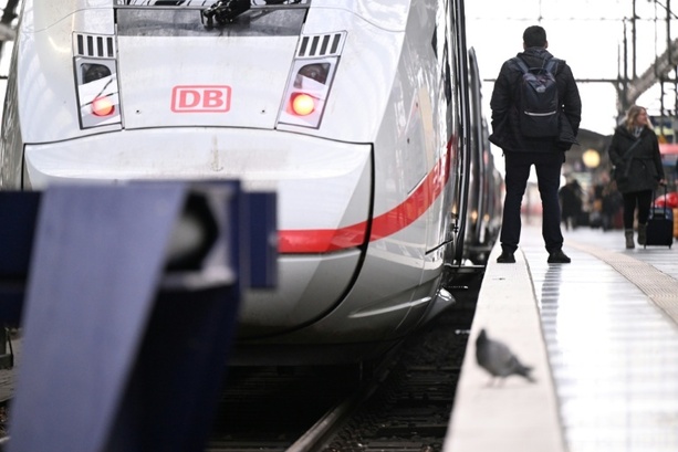 Bild vergr&ouml;&szlig;ern: Winterchaos durch Wintersturm Elli: Bahn stellt Fernverkehr im Norden ein