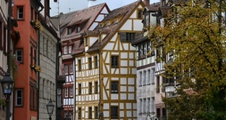 Tödliche Messerattacke auf Cousin: Mordprozess in Nürnberg begonnen