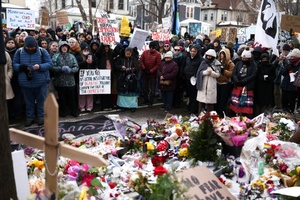 Tausende Menschen protestieren in den USA nach tödlichen Schüssen von ICE-Beamtem