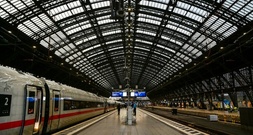 Köln: Mann mit vermeintlich blutverschmierter Machete löst Polizeieinsatz in ICE aus