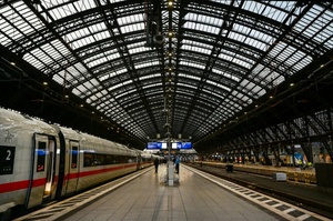 Köln: Mann mit vermeintlich blutverschmierter Machete löst Polizeieinsatz in ICE aus