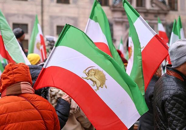 Bild vergr&ouml;&szlig;ern: Protestwelle: Iran bestellt europäische Diplomaten ein