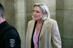 Le Pen wegen Veruntreuungsvorwurf vor Gericht - Prozess entscheidet über Kandidatur