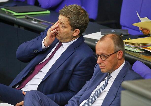 Bild vergr&ouml;&szlig;ern: Forsa: Regierungsparteien bleiben zum Jahresstart im Umfragetief