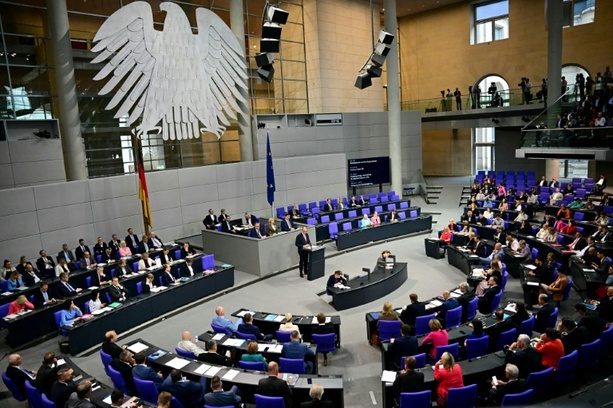 Bild vergr&ouml;&szlig;ern: Dobrindt und Alabali Radovan stellen sich Regierungsbefragung im Bundestag