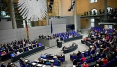 Dobrindt und Alabali Radovan stellen sich Regierungsbefragung im Bundestag