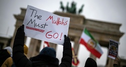 Demonstranten reißen Flagge an iranischer Botschaft in Berlin herunter
