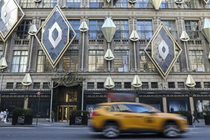 US-Luxushändler Saks Global rutscht in die Insolvenz