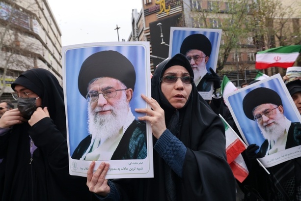 Bild vergr&ouml;&szlig;ern: Massenkundgebung für bei Protesten getötete Sicherheitskräfte in Teheran