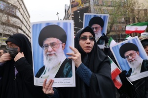 Massenkundgebung für bei Protesten getötete Sicherheitskräfte in Teheran