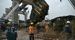 Baukran auf Gleise gestürzt: Mehr als 30 Tote bei Zugunglück in Thailand