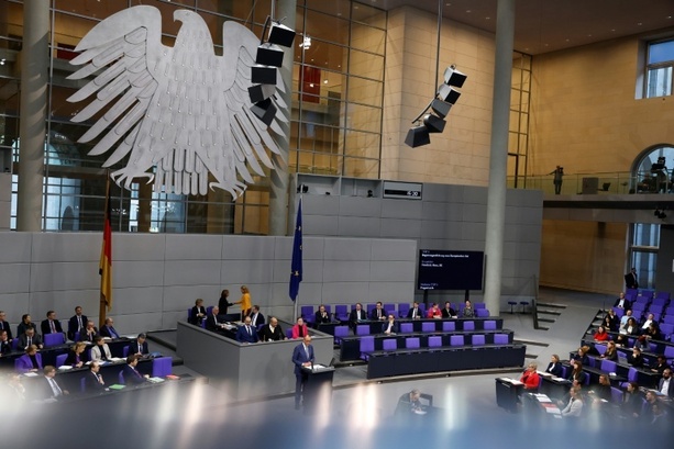 Bild vergr&ouml;&szlig;ern: Harte Debatte im Bundestag zu Bürgergeldreform - Grüne und Linke üben Kritik