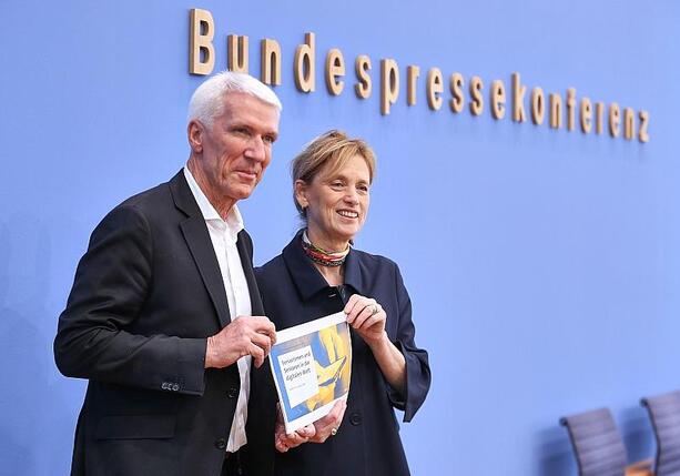 Bild vergr&ouml;&szlig;ern: Studie vorgestellt: Immer mehr Senioren sind online